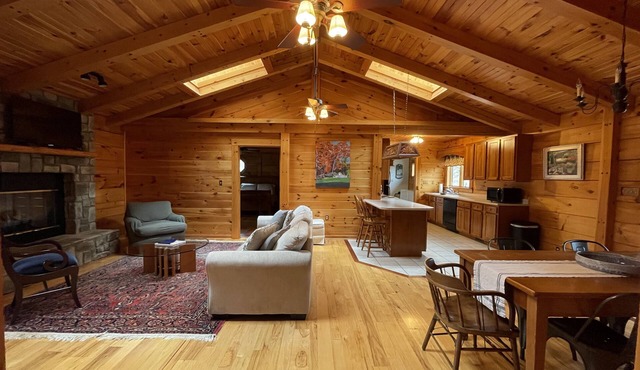 Log cabin with lots of private space - 12mins from Omni Homestead!
