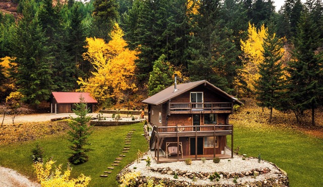 Log cabin with Mountain View,Jacuzzi, Pool Table and winter snow. 8ac No CCR