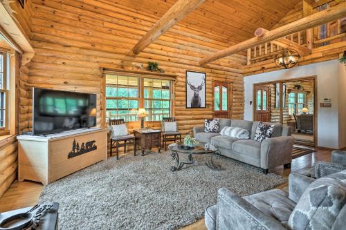 Log Cabin with Private Hot Tub on Wenatchee River!