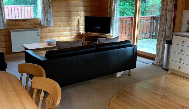 Log cabin with veranda, nestled in Kenwick Park, Louth