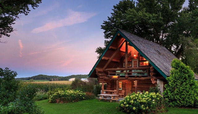 Log cabins in quiet, peaceful Driftless Region country getaway, Sparta, WII