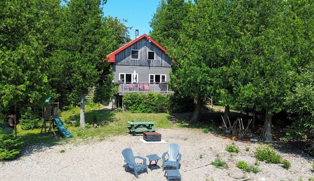Log Cottage on Lake Huron – Peaceful South Shore Escape on Manitoulin Island.