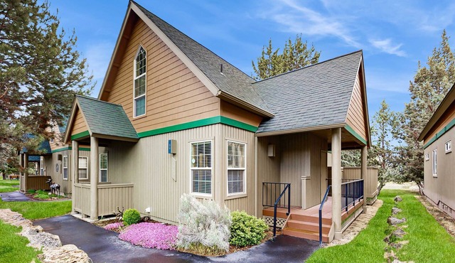 Log decor home with private hot tub, deck & shared pools & tennis