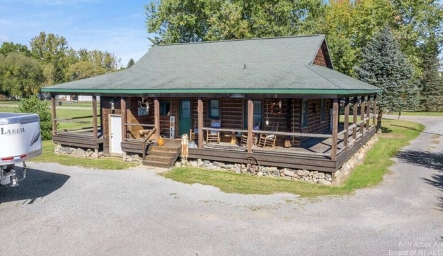 Log Farm House **HOT TUB**