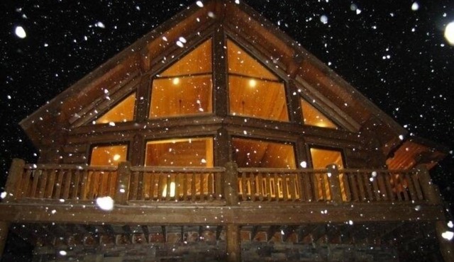 Log Heaven Amazing Views Ski In from new Lightning Ridge Lift. Easy Road Access