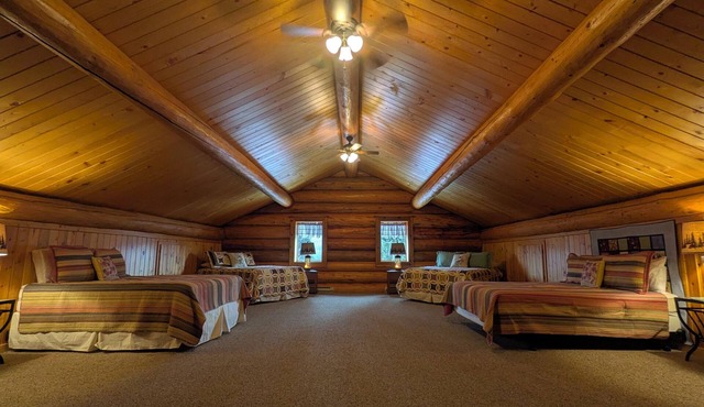 Log Home close to Hiking Trails!