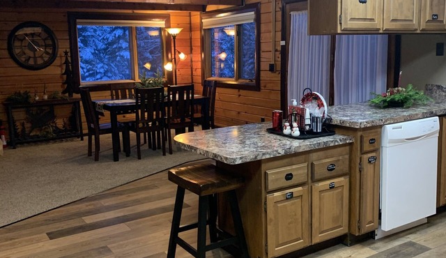 Log Home Getaway Surrounded by meadows & Mountains