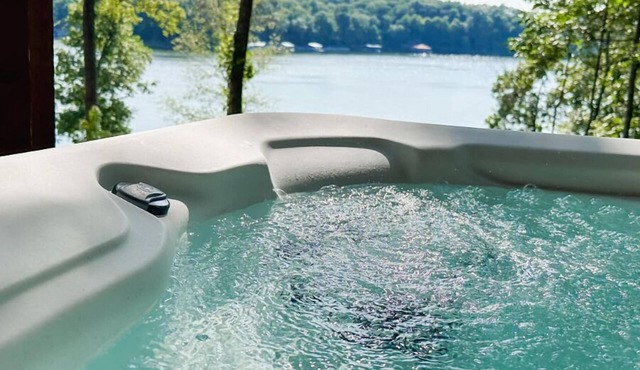Log Home Hot Tub Retreat, Kayaks