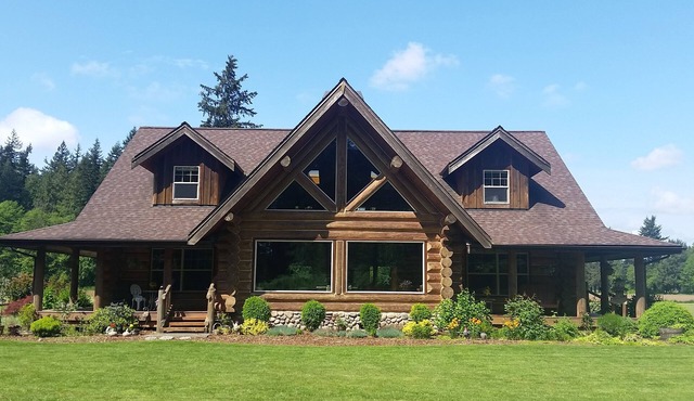 Log Home in Beautiful Country Setting.
