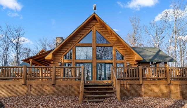 Log home in Fish Creek + Dog Friendly and Private lot!