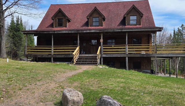 Log Home in the NATIONAL FOREST. ATV/SNOWMOBILE TRAIL CROSS OUR PROPERTY