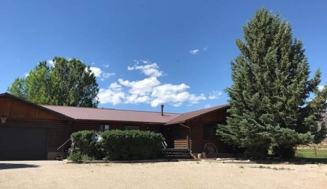 Log home just 32 miles to the east gate of Yellowstone National Park
