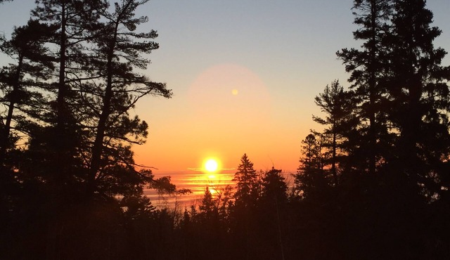 Log home-Lake Superior view, peaceful, wooded, private, near trails, Wood Sauna