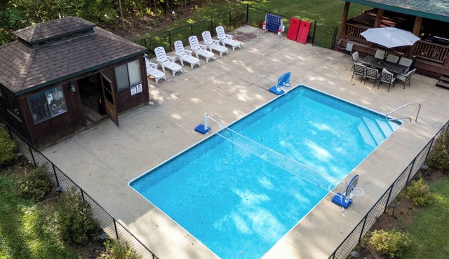 Log home mins from Lake George, w/heated salt water pool and hot tub!