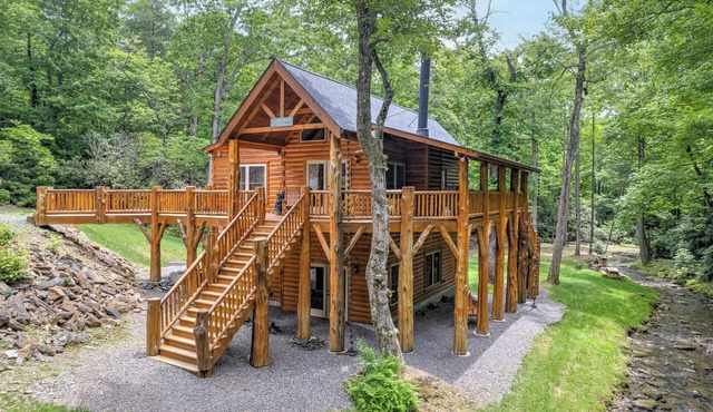 LOG HOME - NEXT TO CREEK/FIREPLACE/HOT TUB/HIKING TRAILS/PET FRIENDLY