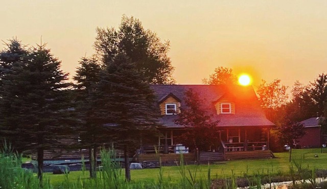 Log home on 17 Acres w/Modern Amenities - near Frankenmuth
