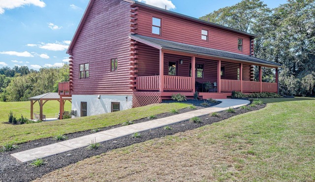 Log Home on 8 Acres close to Hershey attractions