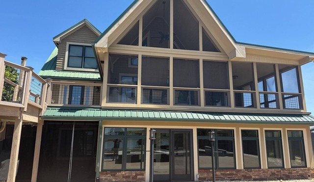 ~ LOG HOME ON A BEAUTIFUL LAKE~Resort style pool~Charming Large 5 bedroom