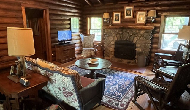 Log Home on beautiful lake setting! Stunning sunsets and room to unpack & relax.