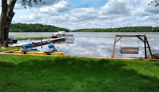 Log Home on Circle Lake - Now with Pickleball Court!