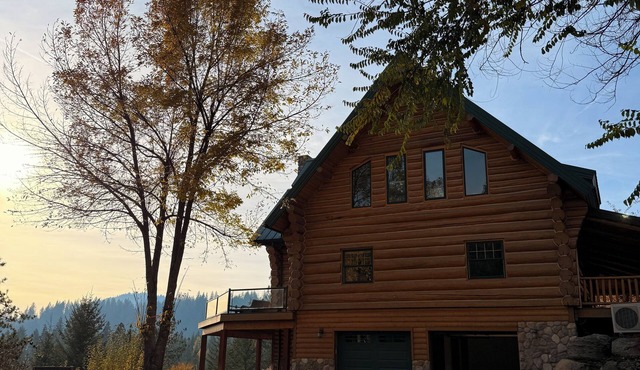 Log home retreat in Newman Lake