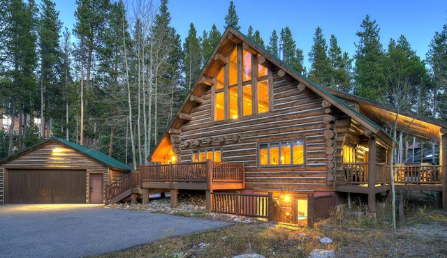 Log Home Retreat, outdoor living w/grill, pool table, 2mi to Ski & Main St.