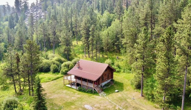 Log Home, secluded on a creek