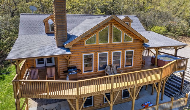 LOG HOME WITH AMAZING VIEWS OF MT. MITCHELL/FIREPLACE/HOT TUB/PET FRIENDLY