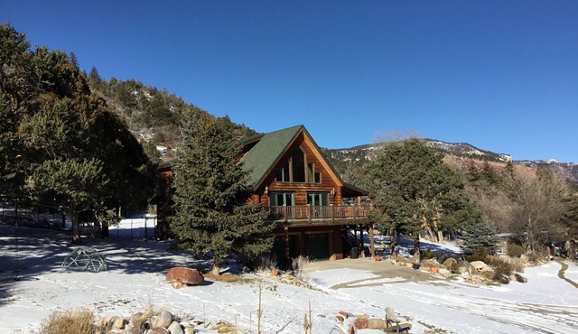 Log home with great views close to town and ski resort