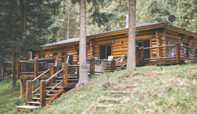 Log Home with HUGE deck and riverfront access! Near set of YELLOWSTONE :)