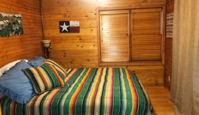 Log House-2 bedroom with Sunset Resort Access on Medina Lake
