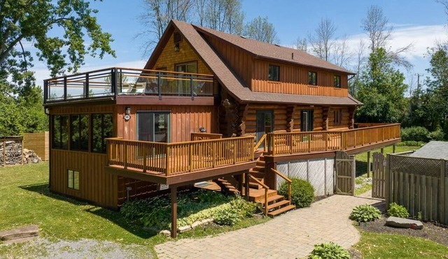 Log House by the Lake, Retreat with Spa Amenities