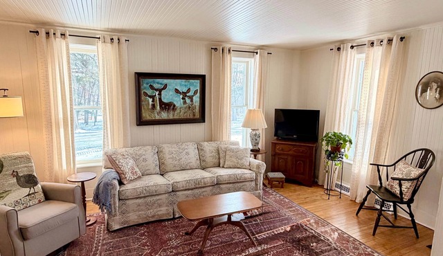 Log House: Historic Charm, Modern Comfort on 72 Acres+ Water