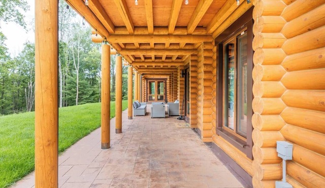 Log House Vacation Rental with Pool in 5 minutes from Camelback Resort