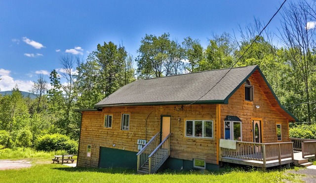 Log House/w Hot tub, Sauna, Bar, Mins to Hunter