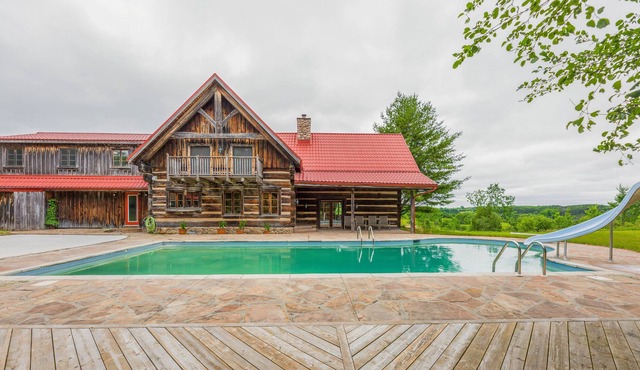 Log house with pool! Close to Toronto! 5 mins from downtown Bolton!