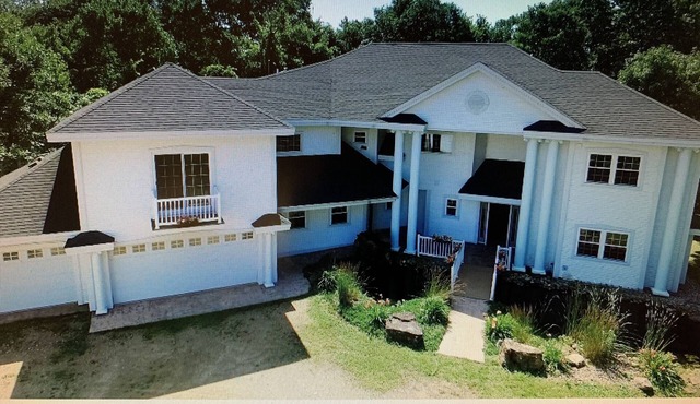 Log Inn on Madison Lake. Multi generation. Corporate retreat for team building