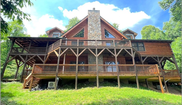 Log Lodge, Breathtaking Views, Hot Tub, Fire Pit, Wifi