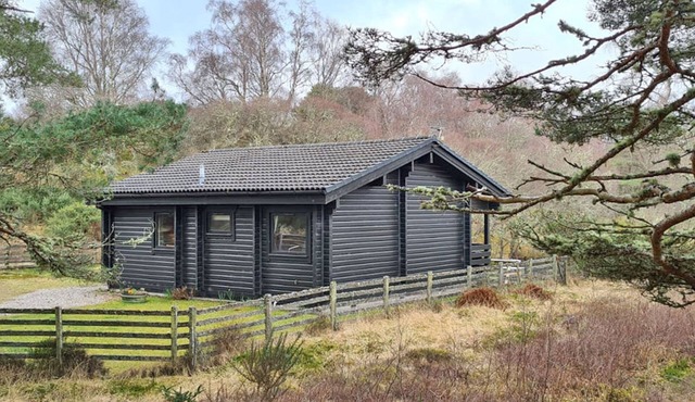 Log lodge with private Loch