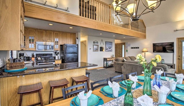 Logan Road Lookout, Lincoln City Home w/Game Room