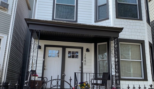 LOGAN SQUARE: Chic, Comfy 1st Floor 2 BDRM APT! Parking Incld!