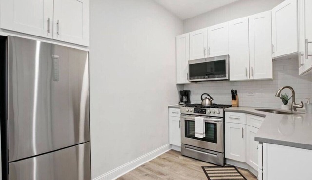 Logan Square Corner 3BR Apt Walkable to Highlights