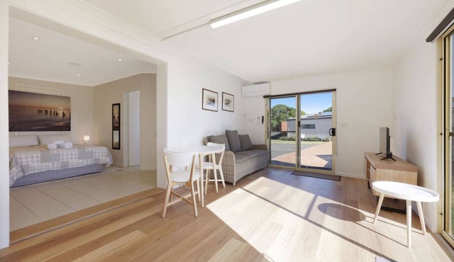 Logans Beach Apartments - Lil Greenviews