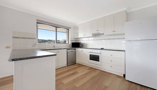 Logans Beach Apartments - Greenviews