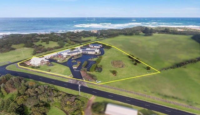 Logans Beach Apartments - BeachHouse