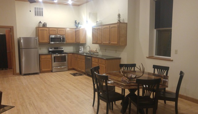 Logde sleeps 11 .set up for exploring the Mississippi River or Driftless Area.