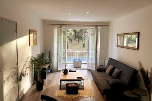 Logement à Brive près de la campagne et centre-ville, avec parking privé, climatisation, et double balcon privé