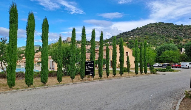 Logement 2 Chambres, Entièrement Rénové, Dans Résidence Avec Piscine