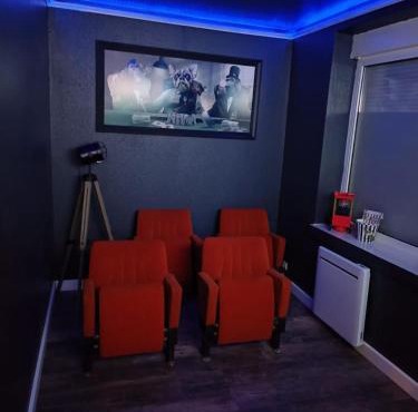 Logement avec salle cinéma