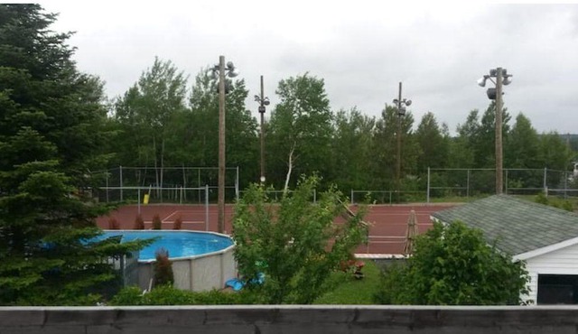 Logement Avec Stationnement Tennis et Piscine